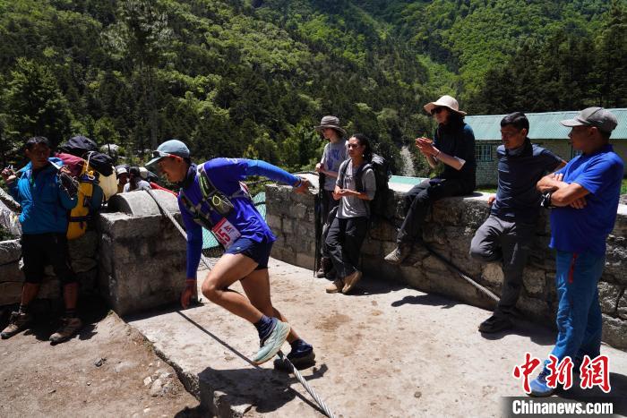 2025珠峰马拉松在尼泊尔南坡大本营鸣枪开跑，吸