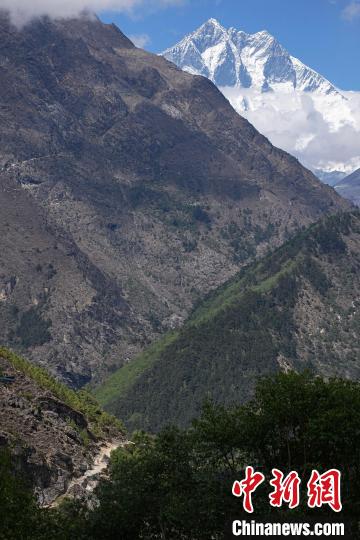 2025珠峰马拉松在尼泊尔南坡大本营鸣枪开跑，吸