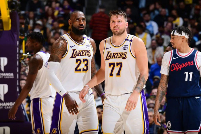 湖人客场挑战火箭：西部排名争夺战引爆球星对