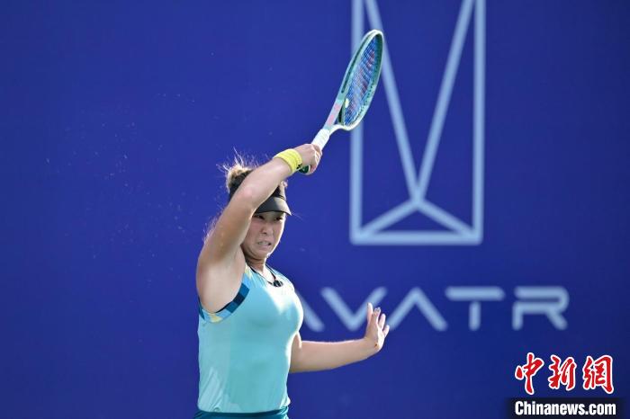 王曦雨广州网球公开赛女单逆转晋级八强,成为