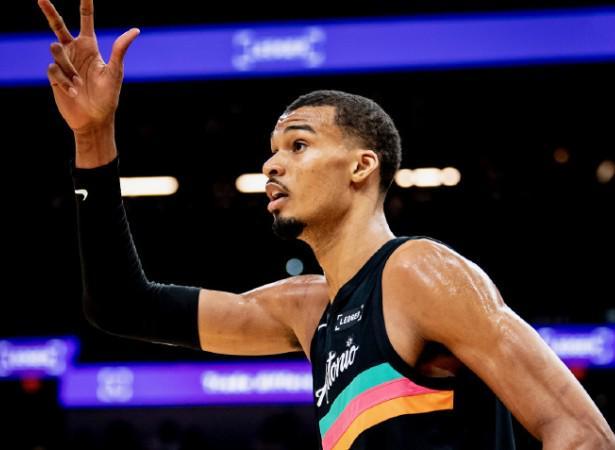 文班亚马复出砍40+13！马刺力克独行侠取三连胜