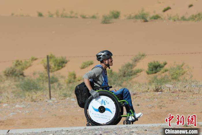 阿拉善举办轮椅挑战者大会暨重阳节活动 沙漠文